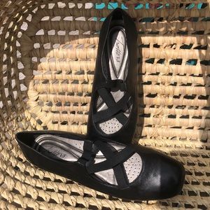 Trotters black cross cross elastic flats